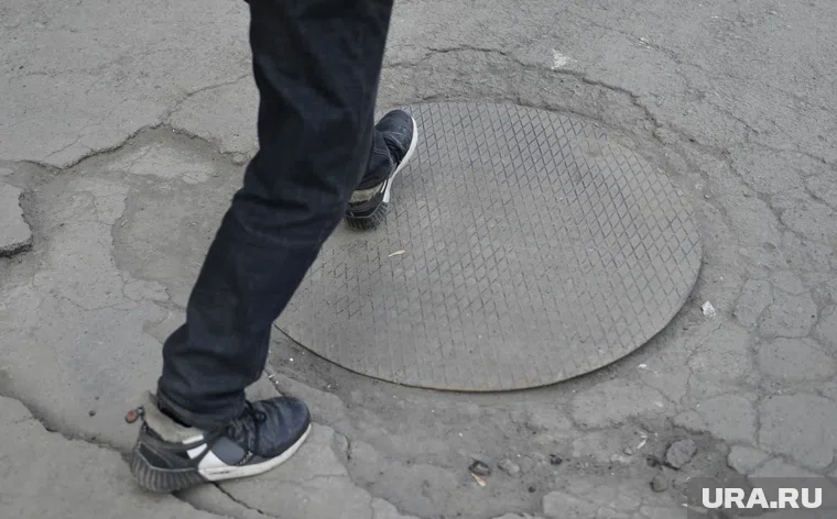 Открытый люк, в которой провалилась челябинка, быстро починили 