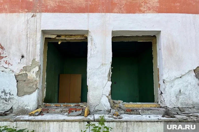 Мэрия Притобольного округа через суд обязали закрыть доступ к заброшенному зданию