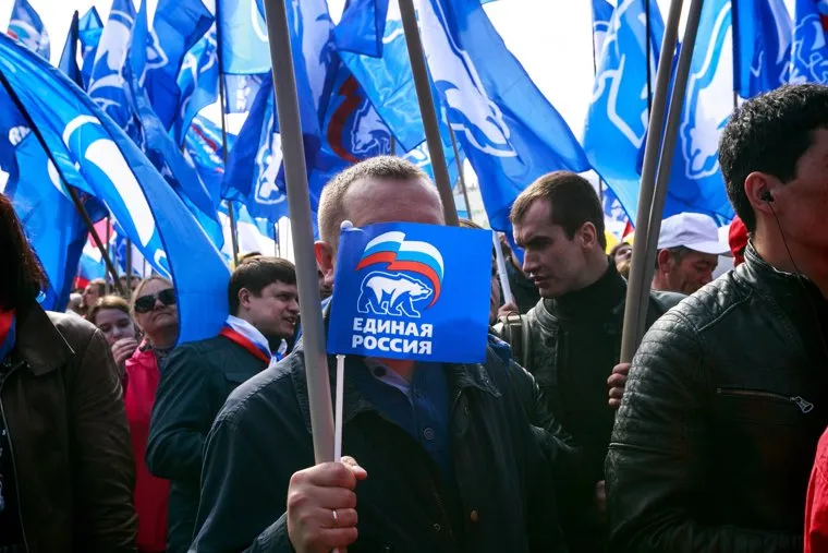 Первомайская демонстрация в Москве на Красной площади. Москва, флажок, первомай, первое мая, единая россия, едро, первомайская демонстрация