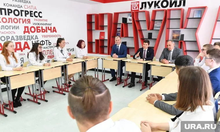 Губернатор ЯНАО Дмитрий Артюхов посетил профильный класс «ЛУКОЙЛа»