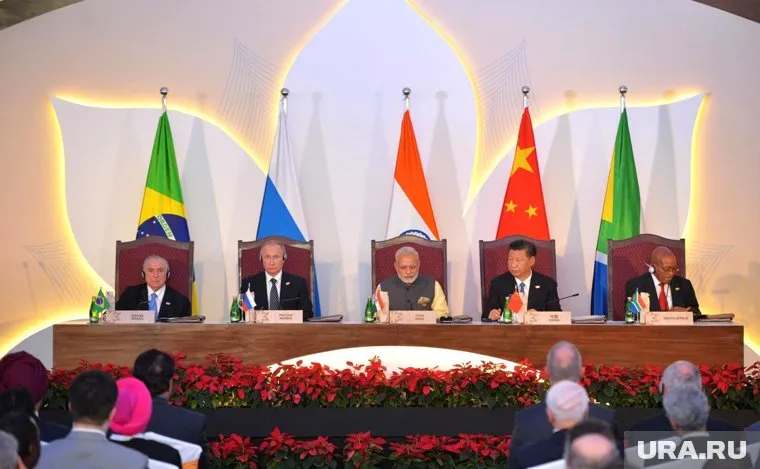 БРИКС в будущем заменит G7 по влиянию, считают аналитики Bloomberg