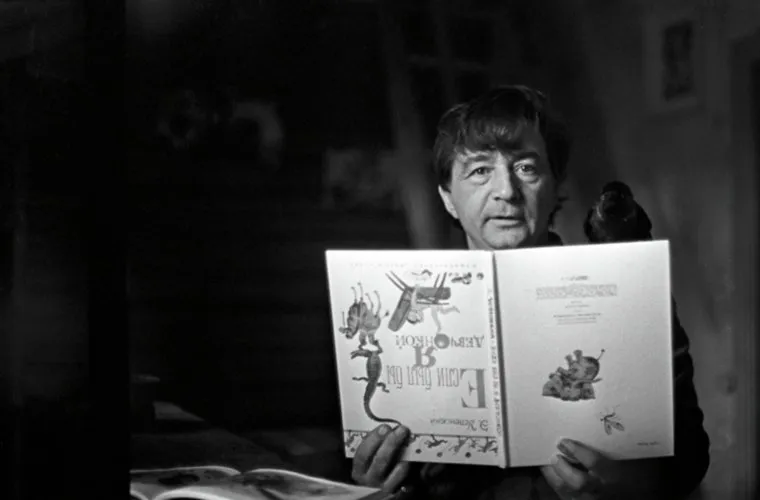 В студенческие годы Успенский начал писать стихи и фельетоны, размещал их в институтской стенгазете