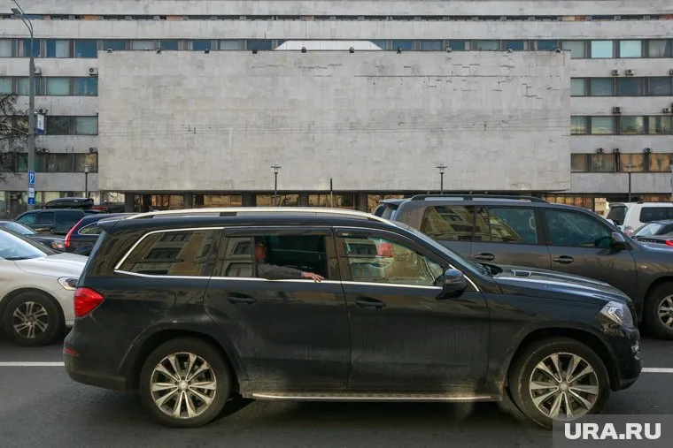 Замглавы офиса Зеленского ездит на автомобиле для гуманитарных нужд