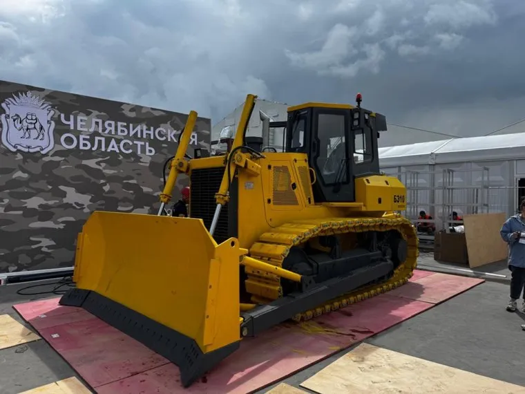 Бульдозер поучил новую раму и ходовую часть