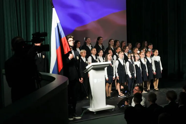 Россия. Екатеринбург. Торжественная линейка, посвященная Дню знаний (1 сентября) в Губернаторском лицее.
