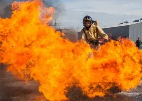 Во время пожара на нефтяном месторождении в ХМАО пропал человек