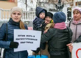 Дольщики тюменской «пизанской башни» поверили обещаниям губернатора и отменили митинг