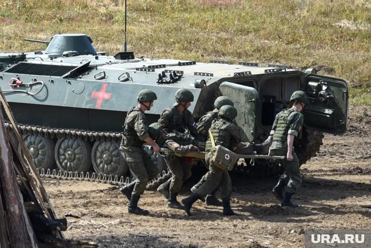 Курганский боец вывозит раненных на бронемашине в ЛНР (архивное фото)