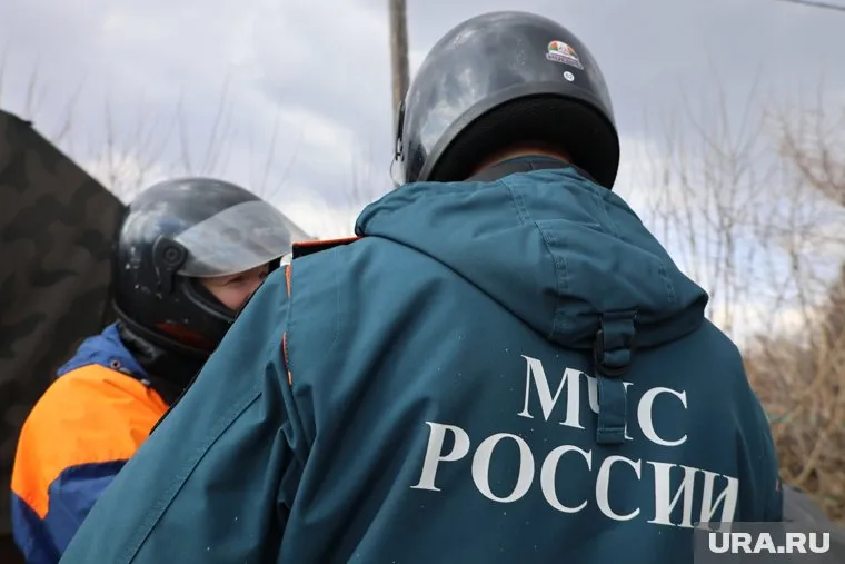 Спасатели вынесли из цеха 15 баллонов с кислородом
