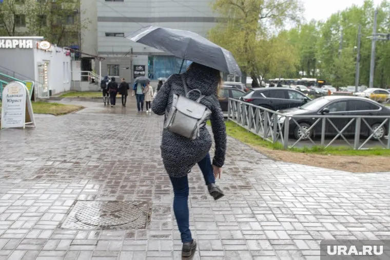 Зонт — обязательный атрибут пермяка в эти дни