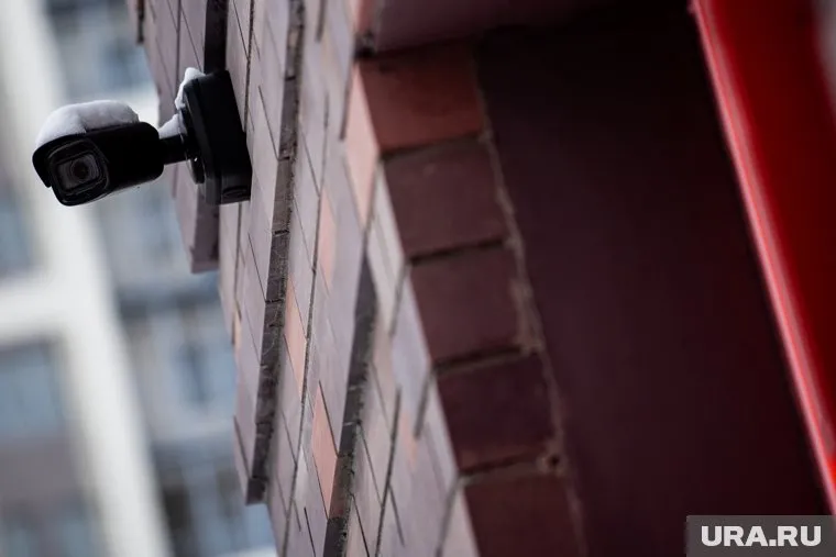 На камеру попал некий мужчина, который преследовал девочку на велосипеде