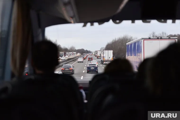 Жители пожаловались на водителя, который вез их из Ханты-Мансийска в Югорск