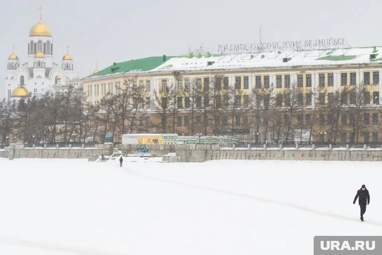 Уличный художник является автором надписи «Кто мы, откуда, куда мы идем?» на крыше здания Уральского приборостроительного завода
