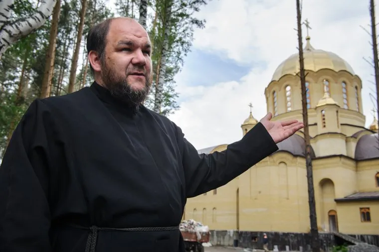 Подготовка к приезду патриарха в Алапаевск, Свердловская область, мужской монастырь во имя новомученников российских, отец серафим, храм феодоровской иконы божьей матери