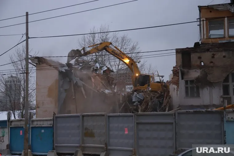 Экскаватор упал рядом с обломками аэропорта