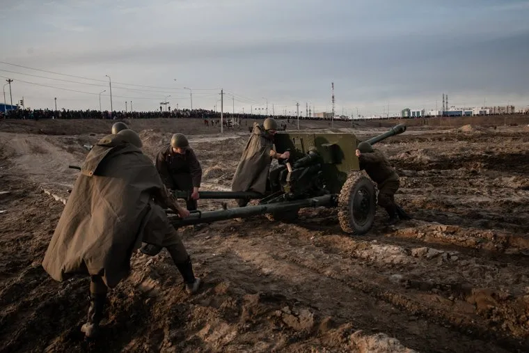 Реконструкция боевых действий Великой Отечественной войны. Сургут, вов, артиллерийский расчет, реконструкция боя, реконструкторы, солдаты, артиллерия, артиллеристы, орудие, пушка, великая отечественная война