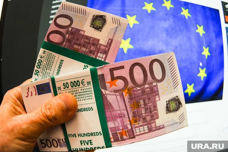 По оценкам экспертов, в европейских банках заморожено порядка 300 миллиардов долларов из активов России