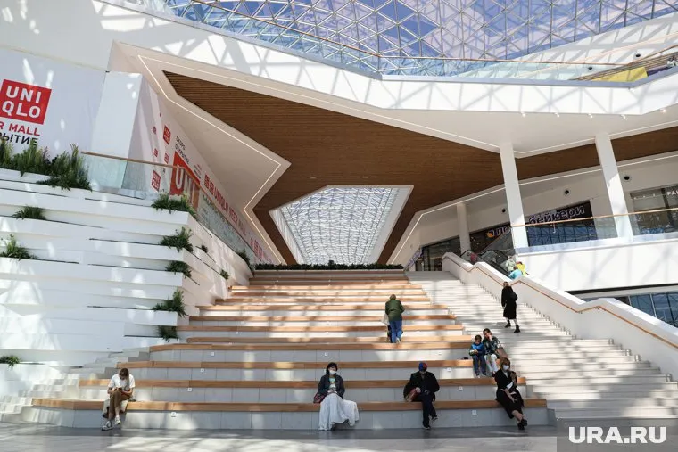 На данный момент в VEER Mall закрыты все магазины компании Inditex и HM