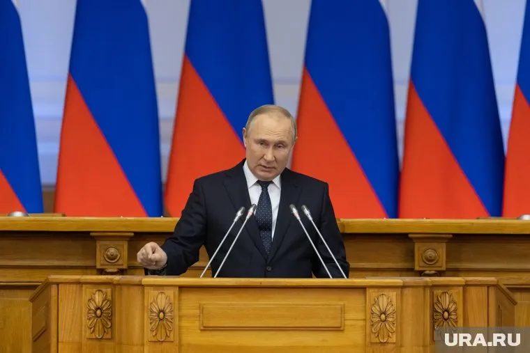 Владимир Путин выступает с обращением к россиянам