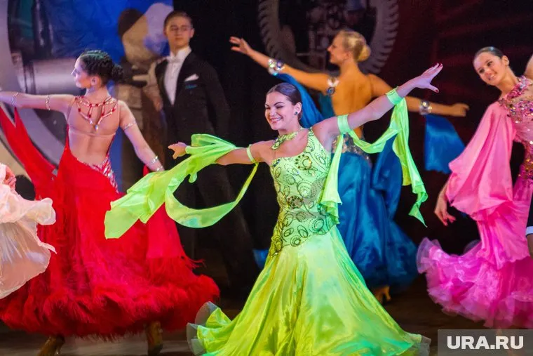 Победители чемпионата по танцам получили грамоты, кубки и медали