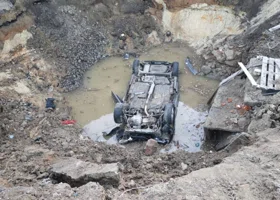 Легковушка улетела в котлован из-за гололеда на Объездной в Екатеринбурге, есть погибший