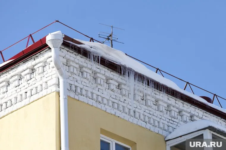 Глыба льда упала на автомобиль Марины Камшиловой