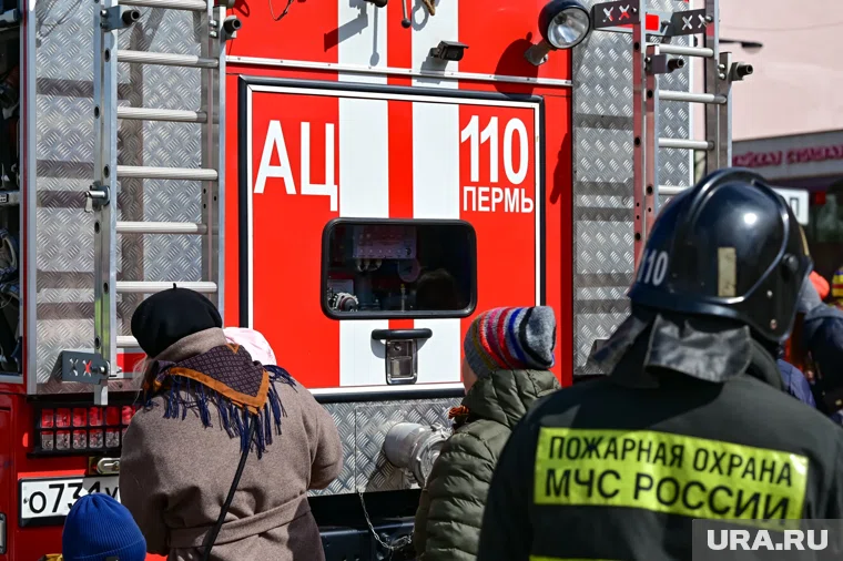 К тушению пожара привлечены 50 сотрудников МЧС и 16 единиц техники, сообщили в ведомстве