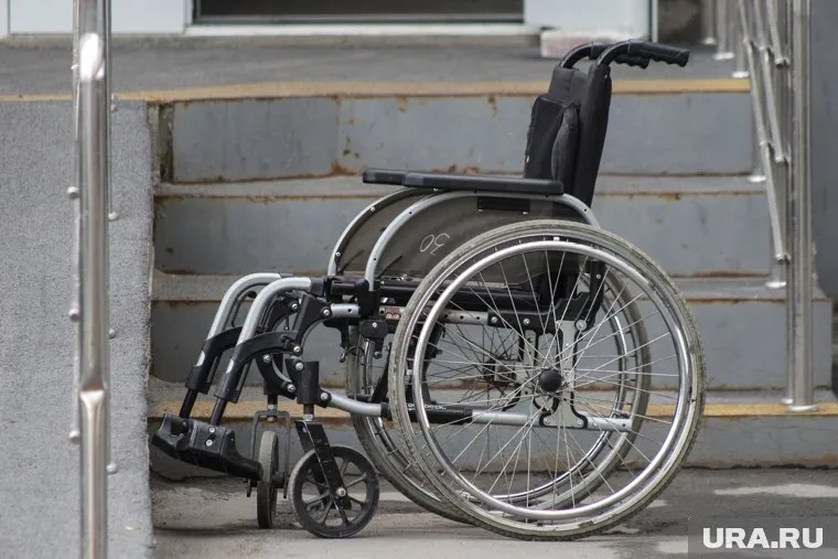 Врачи посадили ветерана в инвалидное кресло и вывезли на улицу