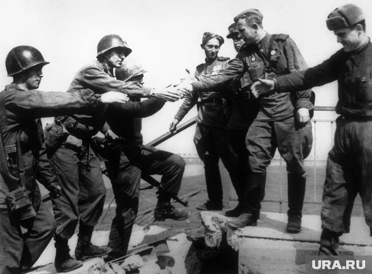 На Эльбе военнослужащие армии СССР пожали руки американским солдатам