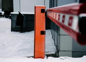 Курганцам разрешили установить частный шлагбаум у дома в центре города