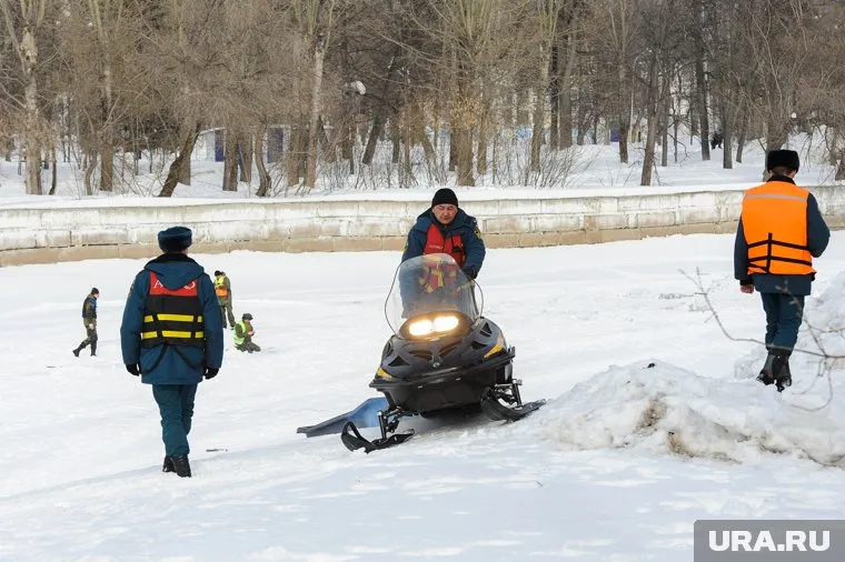 На реки Сим в Аше ведутся работы техникой по разрушению затора (архивное фото)
