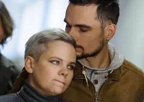 «Испугалась, что отберут детей»: уральская «мать без груди» уехала за границу