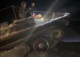 Под перевалом Дятлова с помощью танка строят ледовые переправы