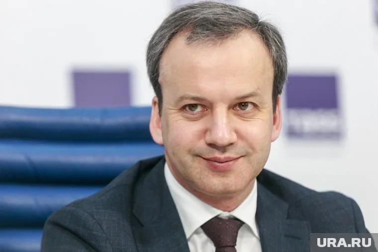 Дворкович на кадрах видеоролика танцует с бокалом в руках