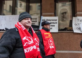 Коммунисты ЯНАО призвали власти отказаться от клининга в школах