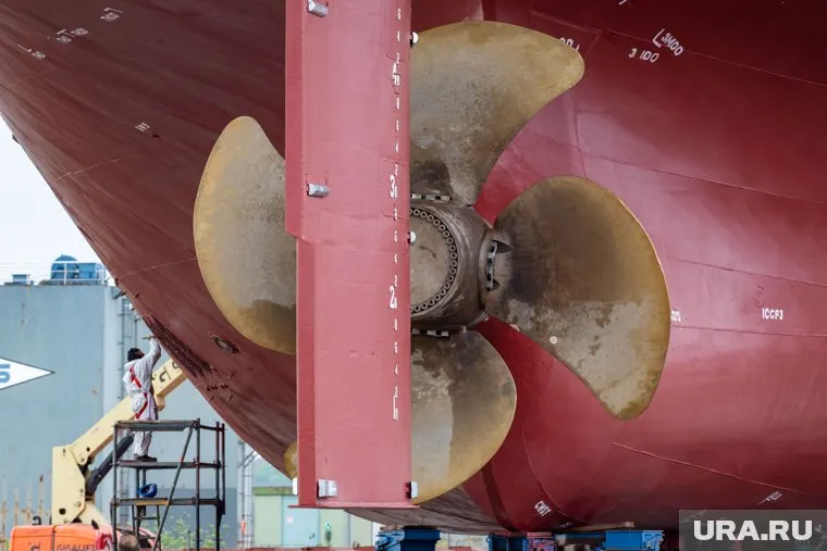 В Китае строят «мини-авианосец» на верфи Guangzhou Shipyard International в южной провинции Гуандун, заявил CNN