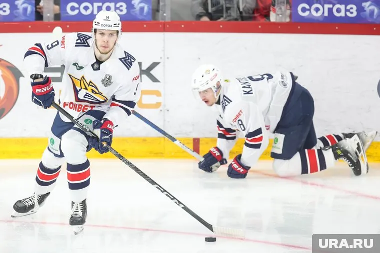 Роман Канцеров упал и утратил контроль над шайбой. Фото архивное