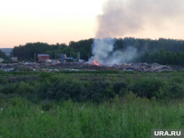 Закрытая, но нелегально действующая свалка, горит каждое лето