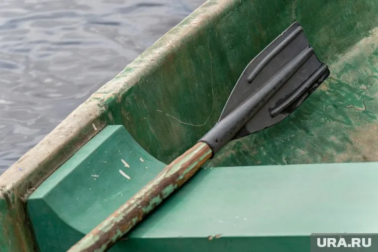 Лодка с рыбаками затонула на реке Кума