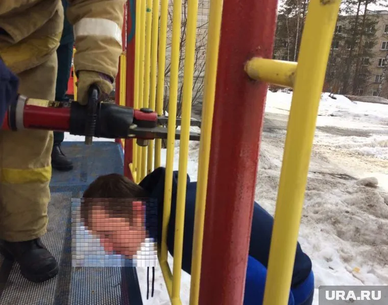 Пьяного спасатели доставали с помощью гидравлических ножниц