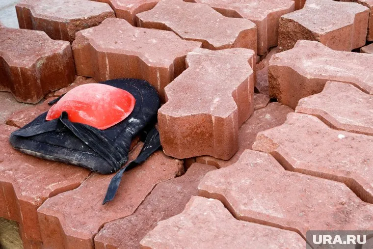 Тротуарный камень на улице Революции, уложенный на днях, треснул