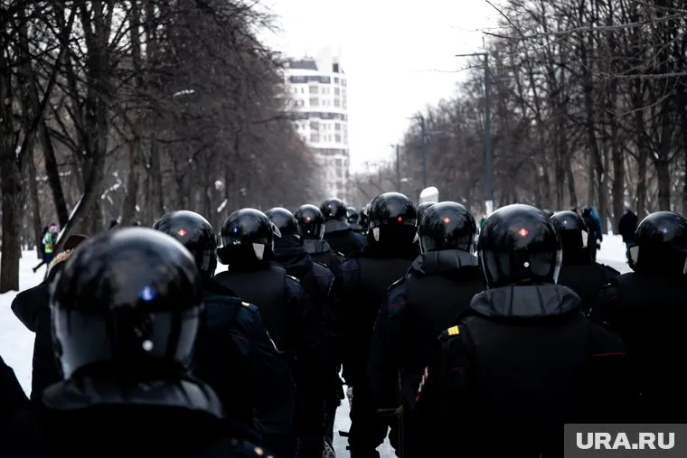 За ношение формы правоохранителей человек сможет получить штраф до 40 тысяч рублей