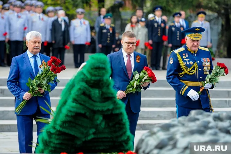 Алексей Текслер (в центре), спикер ЗСО Владимир Мякуш (слева) и начальник челябинского гарнизона Владимир Корягин на Бульваре Славы