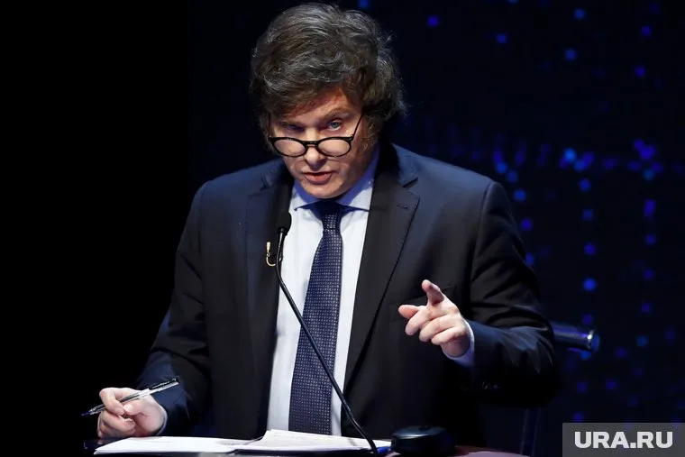 Хавьер Милей планировал отказаться от песо и перейти на американский доллар в Аргентине, пишет FT
