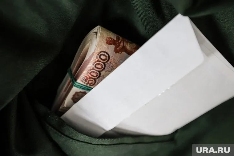 В Кургане горничной-иностранке зарплату выплатили наличными, что стало нарушением