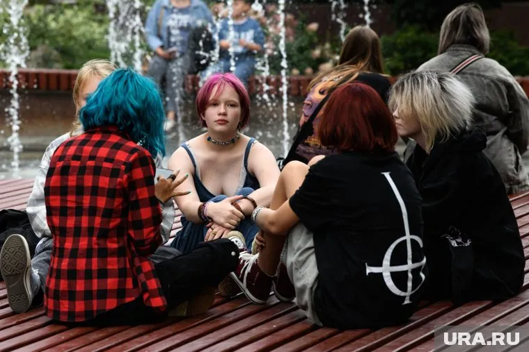 Школьники и студенты на городских улицах в День знаний. Екатеринбург