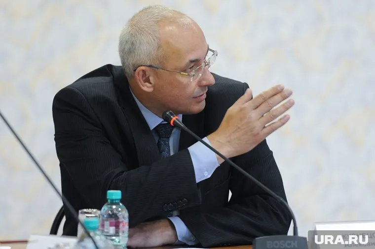 Министр Александр Кузнецов заверил, что лишение аттестатов выпускникам в Снежинске не грозит