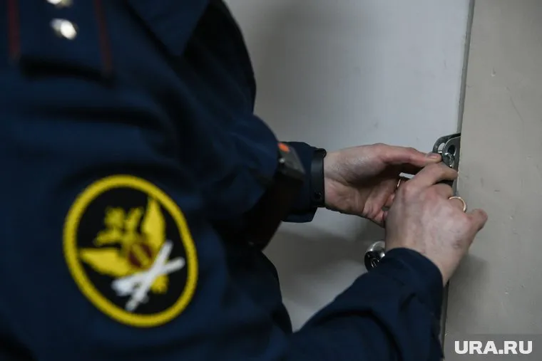 Тюремщика, которого обвиняли в выбивании показаний, вернули на работу