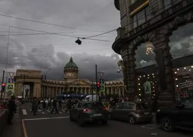 В Петербурге ветром сдувает автобусы и срывает деревья: как город справляется с ураганом перед наводнением