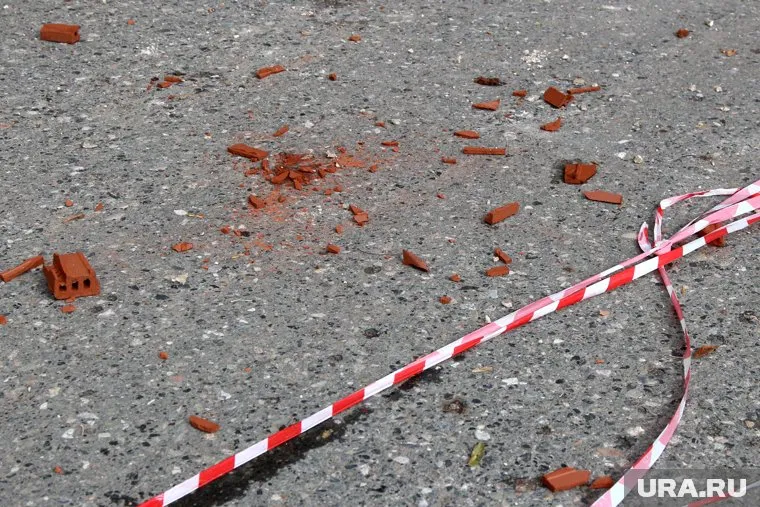 Кирпич тяжело ранил пермячку